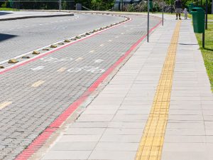 calçada com assessibilidade em frente ambiente comercial em porto alegre. Construida com basalto levigado fio Basaltear