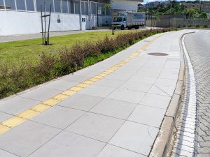 calçada com assessibilidade em frente ambiente comercial em porto alegre. Construida com basalto levigado fio Basaltear