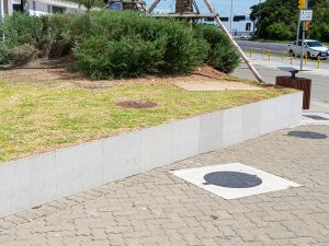 calçada com assessibilidade em frente ambiente comercial em porto alegre. Construida com basalto levigado fio Basaltear