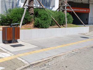 calçada com assessibilidade em frente ambiente comercial em porto alegre. Construida com basalto levigado fio Basaltear