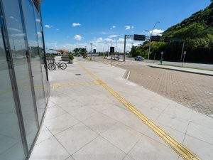 calçada com assessibilidade em frente ambiente comercial em porto alegre. Construida com basalto levigado fio Basaltear