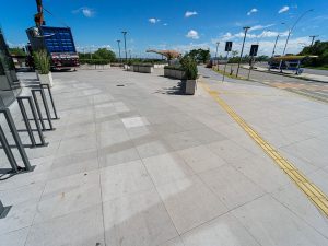 calçada com assessibilidade em frente ambiente comercial em porto alegre. Construida com basalto levigado fio Basaltear