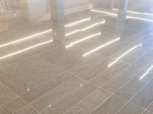 obra basaltear em poa, com a venda e colocação de basalto lustrado em piso de supermercado/shopping