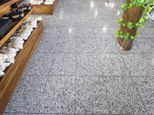 obra realizada em ambiente comercial em bom principio com granito branco Fortaleza