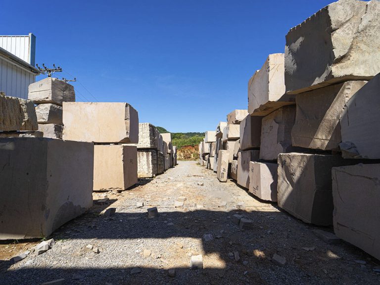 depositos de blocos de pedras recebidos para corte e tratamento dos basaltos e granitos