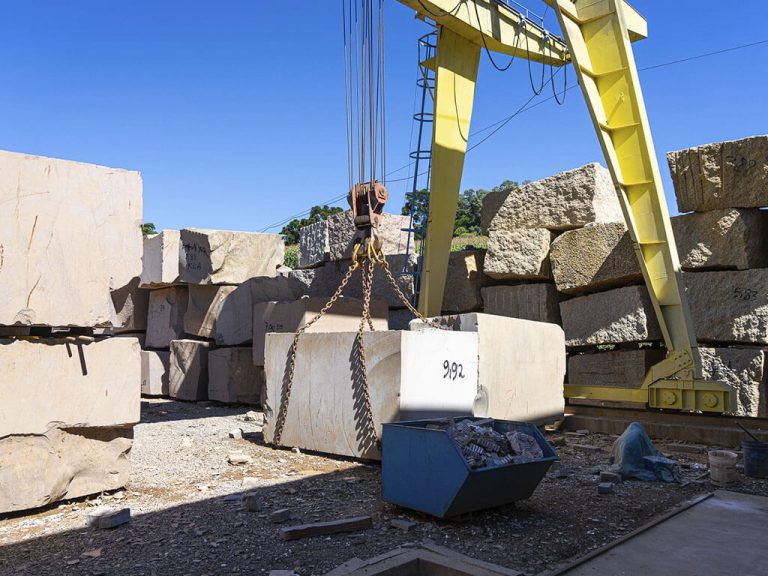 depositos de blocos de pedras recebidos para corte e tratamento dos basaltos e granitos