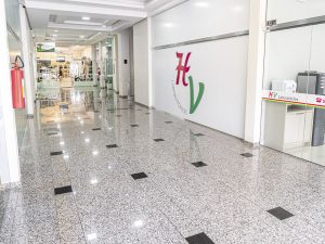 piso de um centro comercial com pedras grantios amendoa sul e preto são grabriel da basteal. Obra realizada na cidade Paraí rs