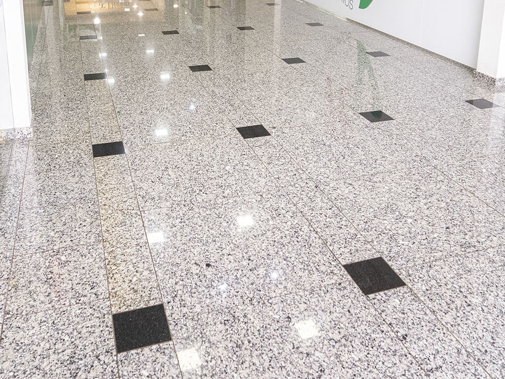 piso de um centro comercial com pedras grantios amendoa sul e preto são grabriel da basteal. Obra realizada na cidade Paraí rs