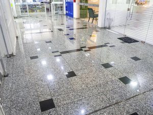 piso de um centro comercial com pedras grantios amendoa sul e preto são grabriel da basteal. Obra realizada na cidade Paraí rs