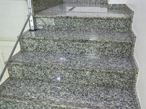 Escada de um centro comercial com pedras grantios amendoa sul e preto são grabriel da basteal. Obra realizada na cidade Paraí rs