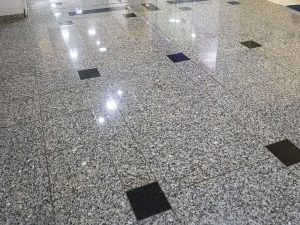 piso de um centro comercial com pedras grantios amendoa sul e preto são grabriel da basteal. Obra realizada na cidade Paraí rs