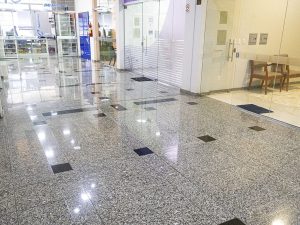 piso de um centro comercial com pedras grantios amendoa sul e preto são grabriel da basteal. Obra realizada na cidade Paraí rs